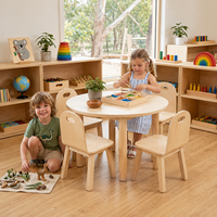 Ensemble table et chaises en bois pour enfants, idéal pour les écoles maternelles, les classes de petite enfance, les centres de garde d'enfants et les environnements d'apprentissage.