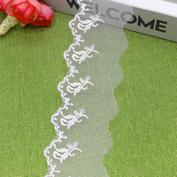 Dentelle brodée en maille blanche de haute qualité avec de petites fleurs délicates pour la décoration des vêtements féminins