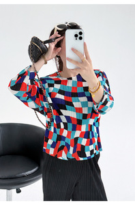 Ensemble plissé 2 pièces style Miyake pour <span class=keywords><strong>femme</strong></span> : haut coloré à motif géométrique et pantalon large plissé à <span class=keywords><strong>carreaux</strong></span> – Tenue décontractée - Product Image 3