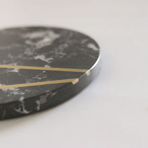 Articles ménagers Planche à découper en <span class=keywords><strong>granit</strong></span> moucheté Assiette de service ronde en marbre naturel <span class=keywords><strong>noir</strong></span> avec laiton - Product Image 3