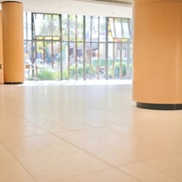 Dalles de terrazzo en pierre artificielle blanche de haute qualité, couleurs personnalisées, épaisses et résistantes à l'usure, pour escaliers de grandes villas et hôtels