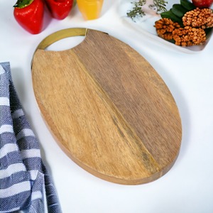 Planche à découper en bois de conception personnalisée de haute qualité avec poignée en métal en fer Planche à découper de légumes d'ustensiles de cuisine facile à utiliser - Product Image 6
