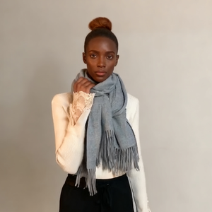 Écharpe grise en cachemire pour femme avec frange Écharpe d'hiver douce et chaude Écharpe de marque à la mode pour le temps froid - Product Image 1