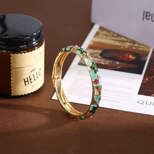 Bracelet à breloques superposées pour femme, style vintage, en laiton plaqué or, avec pétale en émail coloré à effet goutte d'huile, au design délicat et frais - Product Image 6
