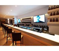 Comptoir de bar d'hôtel moderne en marbre avec éclairage LED incurvé, sur mesure, pour usage commercial