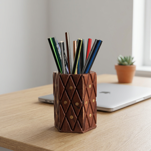 Porte-stylos hexagonal en bois, motif diamant sculpté, organisateur de bureau fait main pour la maison et le bureau, rangement de fournitures de bureau |   Artisanat en bois - Product Image 1