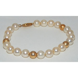 Bracciale di perle coltivate 7mm con perline in oro 14k spazzolato - Product Image 1