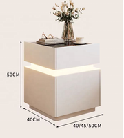 Table de chevet contemporaine moderne de luxe en verre avec tiroirs et chargeur sans fil intelligent pour appartement et chambre d'hôtel