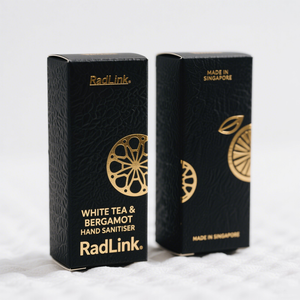 Caja <span class=keywords><strong>de</strong></span> Perfume Personalizada <span class=keywords><strong>de</strong></span> Papel Negro Reciclado Ecológico <span class=keywords><strong>de</strong></span> 300 g/m² con Logotipo en Relieve, Juego <span class=keywords><strong>de</strong></span> 3 Piezas, Caja <span class=keywords><strong>de</strong></span> Cosméticos - Product Image 4