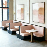 Ensemble de mobilier moderne et durable pour café, restaurant, avec table carrée en marbre et banquette/canapé.