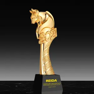Piala Penghargaan 2023 Dapat Disesuaikan Resin Kreatif Dipoles Tahun Ox Souvenir Piala Logam