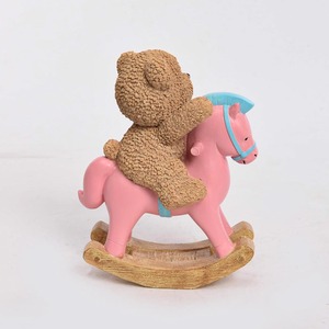 Ours moderne de style design mignon en résine avec statue de cheval à bascule pour la décoration de table de salon - Product Image 3