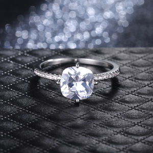 Anello Classico in Ottone a Quattro Punte con Diamante Coltivato in Laboratorio per Donne, Stile Minimalista per Matrimonio e Fidanzamento, Accessorio per Mano - Product Image 6