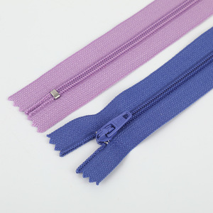 Fermeture éclair en nylon à glissière libre à verrouillage automatique, 5e taille, direct usine, délai d'échantillon de 7 jours pour vêtements, uniformes scolaires, manteaux pour femmes - Product Image 3
