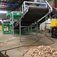 Recyclage et concassage de palettes de planches de bois avec broyeur à marteaux pour enlever le fer et les clous et faire du paillis