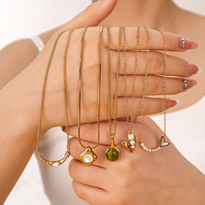 תליון לב פנינה עם ציפוי זהב 18 קראט על נירוסטה, שרשרת גיאומטרית לנשים, תכשיט שרשרת לעצם הבריח - Product Image 1