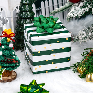 Rollo de Papel Decorativo con Rayas Verdes y Puntos Dorados, Revestimiento Doble para Envolver Regalos y Manualidades - Product Image 2