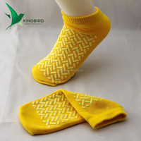 Chaussettes jetables de pantoufle d'hôpital avec le point simple de bande de roulement pour antidérapage