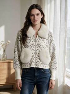 Veste en laine blanche de luxe pour <span class=keywords><strong>femme</strong></span> avec col en fourrure moelleuse et boucle vintage en strass, manteau court en laine, vêtement d'extérieur formel pour <span class=keywords><strong>femme</strong></span> pour l'hiver - Product Image 3