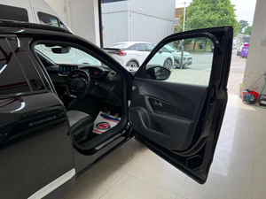 <span class=keywords><strong>Peugeot</strong></span> <span class=keywords><strong>E</strong></span>-<span class=keywords><strong>2008</strong></span> d'occasion <span class=keywords><strong>2023</strong></span>, noir, 50 kWh, GT Premium, automatique, 5 portes, boîte de vitesses automatique, conduite à gauche, sièges en cuir, caméra arrière, transmission arrière, SUV - Product Image 3
