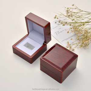 Champion's Wood <span class=keywords><strong>Ring</strong></span> Box For Basketball & Football Championship Rings-Hộp trưng bày thanh lịch với trang trí vuông cho trang sức thể thao - Product Image 1