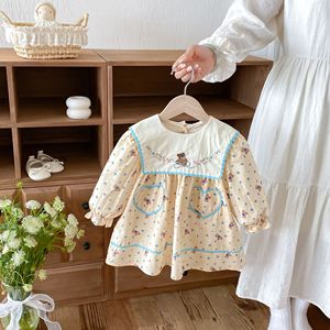 Abito da principessa autunnale per bambina con stampa floreale di orsi, colletto alla marinara e ricami. - Product Image 6