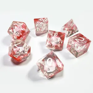 Gioco da tavolo dadi quadrati poliedrici trasparenti dadi affilati ad angolo retto rossi in resina personalizzata professionale