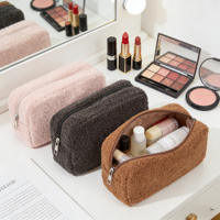 Sac à cosmétiques en peluche Teddy Fleece pour femmes, grande capacité, trousse de maquillage portable, organiseur de toilette à fermeture éclair pour les voyages et l'usage quotidien