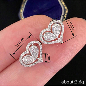 Orecchini a forma di cuore per donna, gioielli minimalisti e dolci per tutti i giorni - Product Image 4