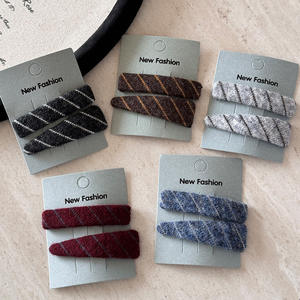 Pinza para el pelo de punto estilo retro, diseño minimalista y moderno con clips BB - Product Image 1