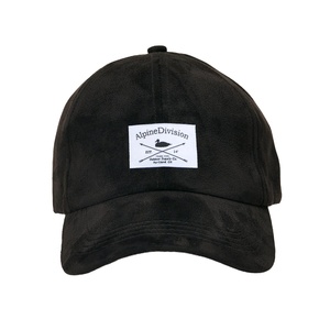 Casquette de baseball noire à 6 panneaux en daim structuré avec sangle réglable et étiquette tissée personnalisée - Product Image 1