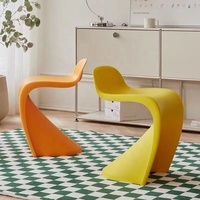 Chaise de salle à manger empilable en plastique sans accoudoirs, design moderne en forme de S, pour salon