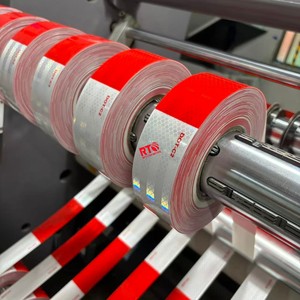 Autocollant réflecteur auto-adhésif robuste rouge et blanc résistant aux UV pour camion, homologué ECE 104R, avec impression intérieure du fabricant, conforme DOT C2 - Product Image 1