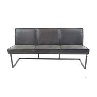 Banc de patio moderne en cuir véritable avec une construction durable, un design élégant et des caractéristiques écologiques pour les salles à manger extérieures