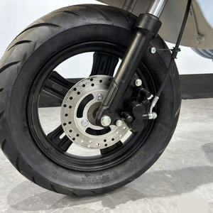 Scooter électrique style Vespa vintage 1200W 60V avec batterie au plomb, cyclomoteur rétro pour adultes, idéal pour les trajets urbains - Product Image 3