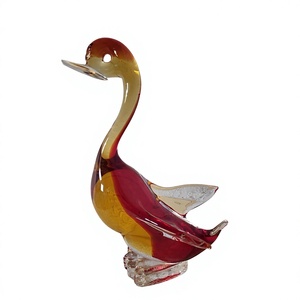 Petite figurine de canard en verre soufflé à la main, couleur rouge ambre, sculpture animale, objet d'art décoratif du Rajasthan pour Pâques - Product Image 1