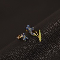 Boucles d'oreilles asymétriques en émail motif iris bleu de la série High Iris