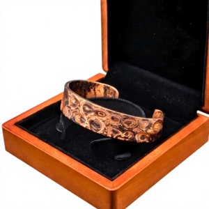 Brazalete de Cobre de Lujo con Patrón Circular Concéntrico Grabado, de Alta Resistencia y Cobre Sólido, de Antique Creations - Product Image 1