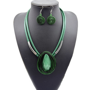 Ensemble collier et boucles d'oreilles sportif et artistique avec pendentif goutte d'eau en résine et chaîne en corde plastique tendance - Product Image 5