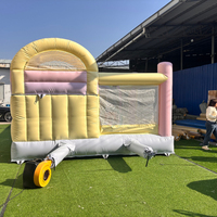 Château gonflable pour enfants avec toboggan et zone de saut, idéal pour les fêtes en extérieur