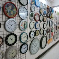 Jam Dinding Desain Retro Industrial Gear dengan Bingkai Bulat Hitam dan Dial Angka Arab untuk Dekorasi Ruang Tamu, Kantor, dan Rumah
