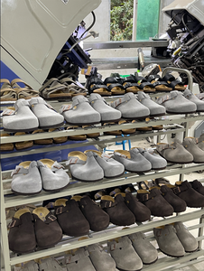Collection de sabots et mules Boston : dessus en cuir véritable, semelle intermédiaire en liège offrant un soutien supérieur de la voûte plantaire, chaussures confortables OEM - Product Image 2