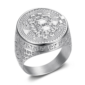Anillos de Accesorio en Tono Dorado con Símbolo Grabado Estilo Moneda Retro y Circones Brillantes para Cumpleaños - Product Image 3
