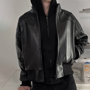 Giacca in <span class=keywords><strong>Pelle</strong></span> Vintage Oversize Personalizzata YYSY OEM, Cappotto Invernale da Motociclista, <span class=keywords><strong>Bomber</strong></span> Varsity in <span class=keywords><strong>Pelle</strong></span> per <span class=keywords><strong>Uomo</strong></span> - Product Image 2