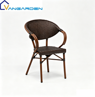 Ensemble de mobilier de jardin moderne et minimaliste en rotin tressé pour événements, avec table à manger et chaises, plateau en verre, durable, pour hôtels et jardins