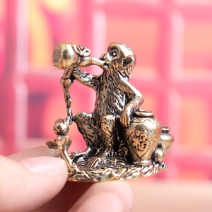 1 Pieza de Adorno Decorativo de Escritorio de Latón Retro con Mono Embriagado de los Doce Signos del Zodíaco Bebiendo Té - Product Image 1