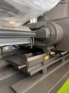 Machine de moulage par injection de plastique HDPE YIZUMI 250T hydraulique horizontale avec moteur PLC, pompe, boîte de vitesses, vis – Économique - Product Image 5