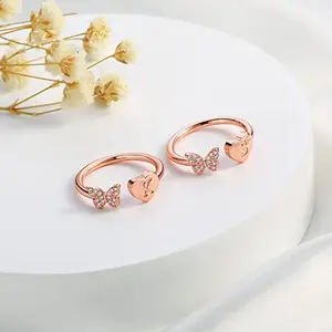 Regalos del Día de San Valentín, anillos iniciales de letras mayúsculas de mariposa chapados en oro rosa, anillos de diamantes de imitación iniciales apilables para mujeres y niñas