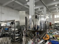 Machine de remplissage à piston avec trémie de mélange chauffante pour pâtes visqueuses, confitures de fruits, sauces chili et matériaux épais