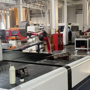 モダンなスチール製大容量4ドアワードローブ 幅160cm ハイグロスホワイト仕上げ 吊り下げ棒と引き出し付き 寝室収納用 - Product Image 6